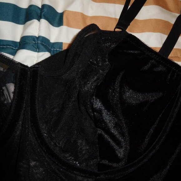 NWT TORRID SIZE 3 BLACK VELVET AND LACE UNDERWIRE BRA 24W 52-54" BUST - Picture 2 of 10